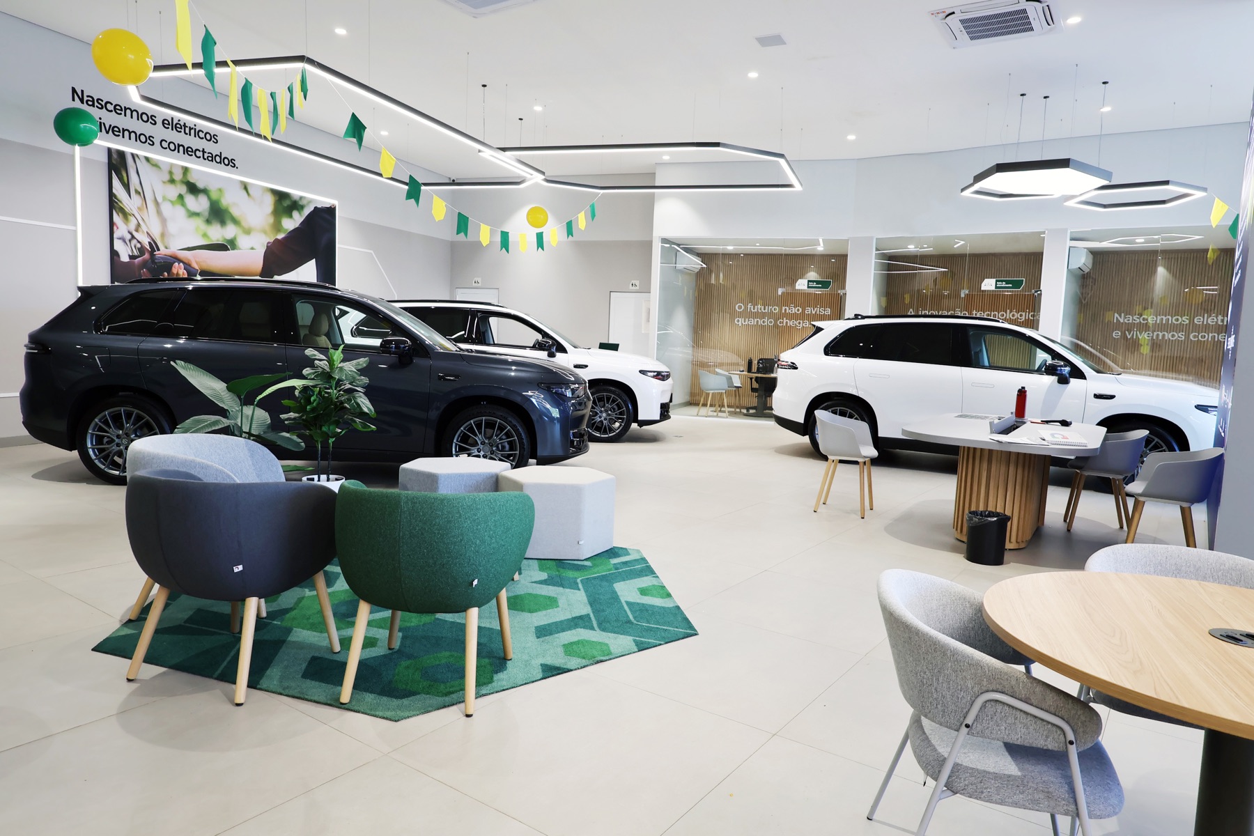 Interior de um showroom de concessionária com veículos expostos